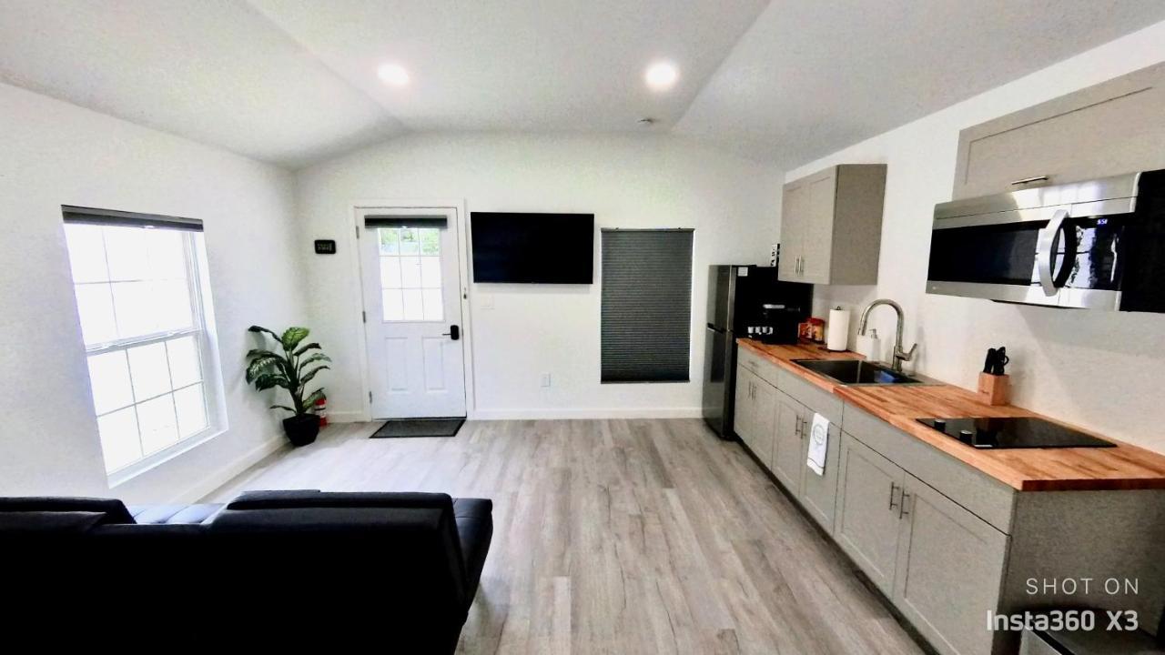 All Modern Studio With Private Entry & Parking. Brandon Ngoại thất bức ảnh